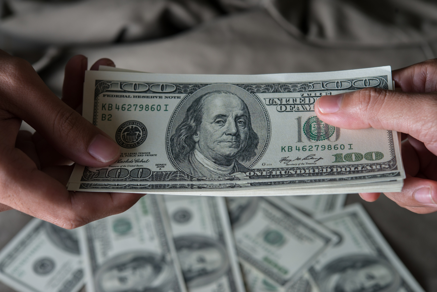 Euro i dolar najwyżej od miesięcy. Czy kurs USD przebije barierę 4,00 zł w 2025 roku?